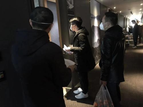 一张暖心尊老卡社区服务送到家,一张连心卡温暖群众心