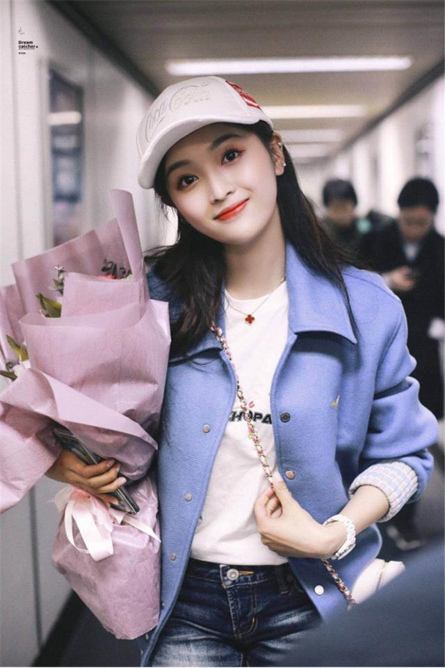 吴宣仪黑色牛仔短裤中筒靴,吴宣仪穿长靴好看吗