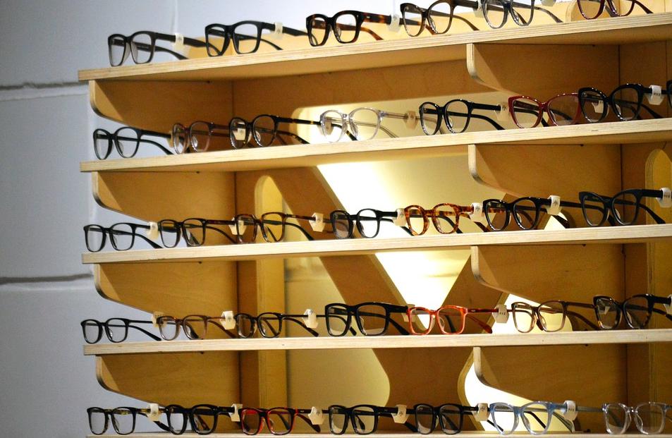 依视路镜片蔡司品牌,依视路蔡司哪个清晰