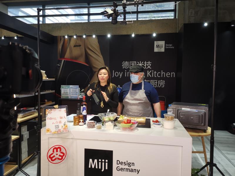 3500余种进博会同款商品五五折起？价目表记者拍下来了……