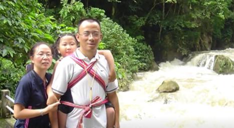 即使因非典而被限制在轮椅上,女孩仍热爱生活,以607分考入川外