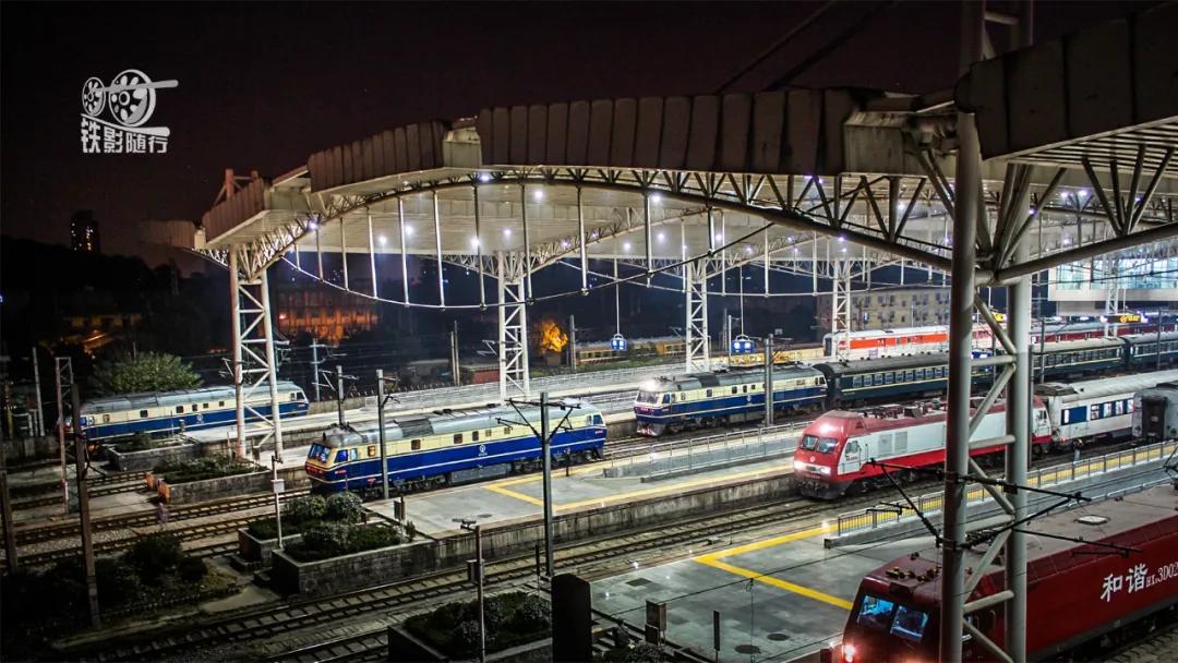 铁影车,东风11型内燃机车照片