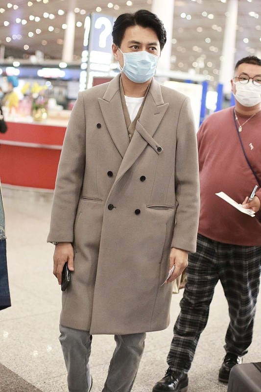 靳东穿搭大衣,西装革履的靳东帅气