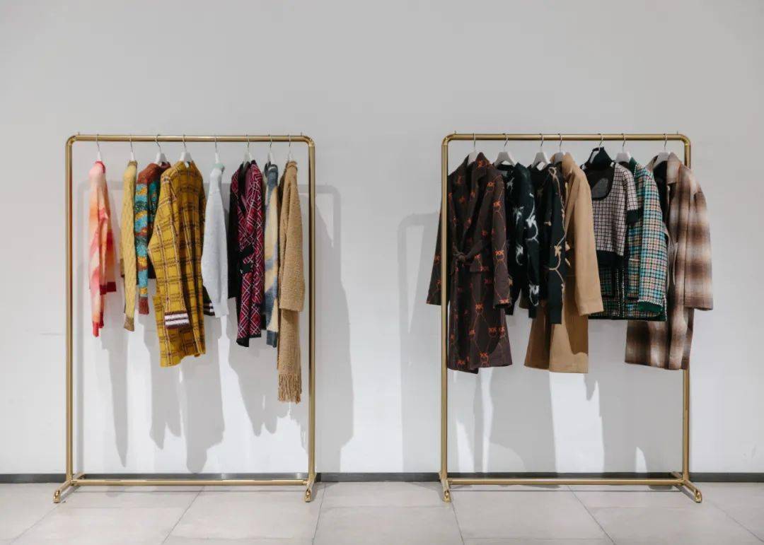 献礼影片《革命者》《1921》上映、菲拉格慕发布2021冬季系列...