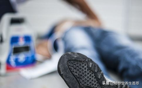 没有心跳抢救肋骨压断救活,抢救过程把肋骨压断怎么治疗