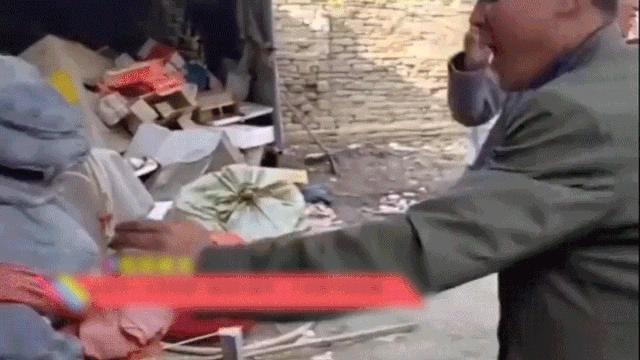 最惨大明星被全村人吸血，穷病他治不起啊！