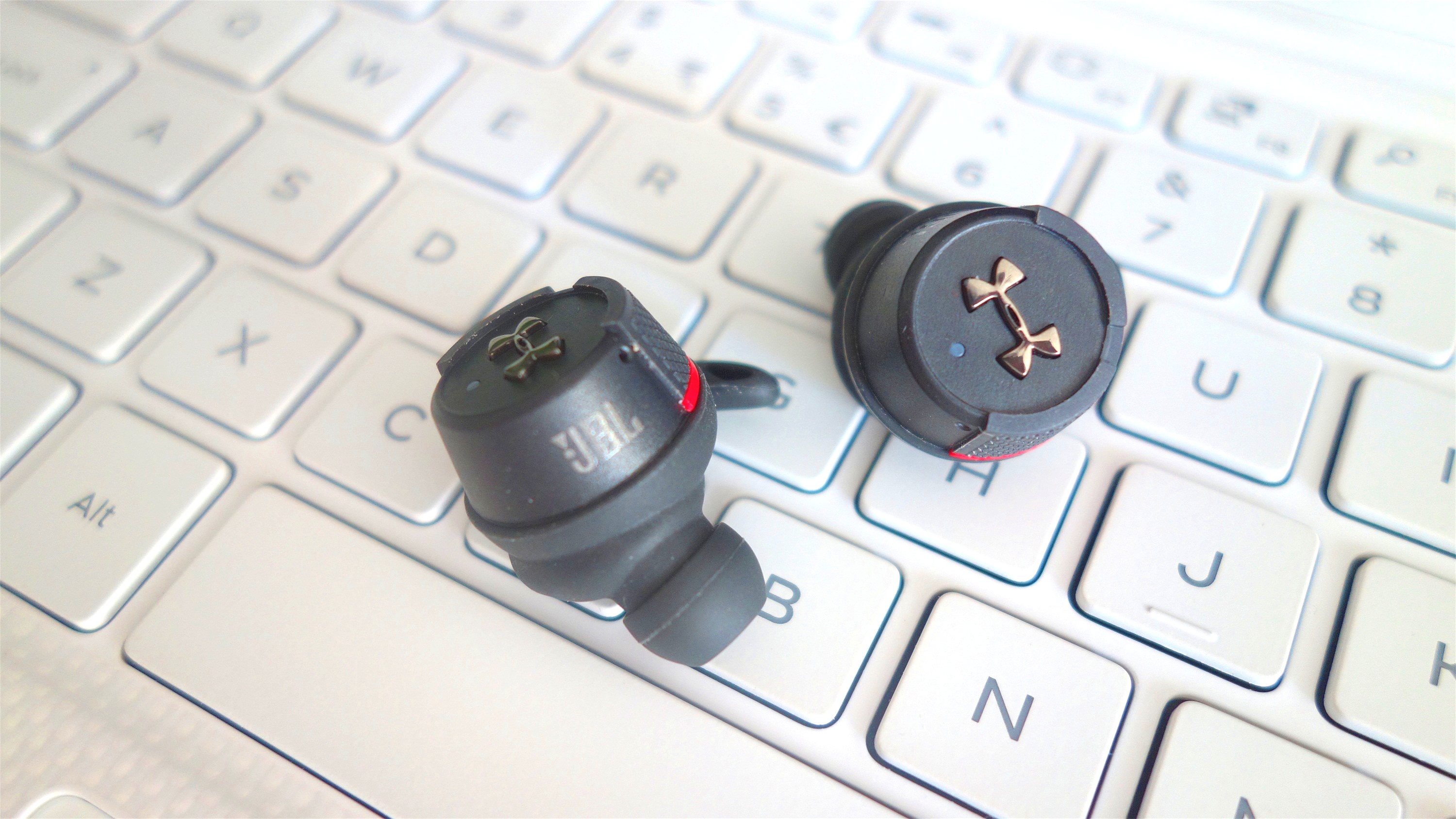 jbl与安德玛联名耳机隐藏功能,jbl安德玛联名耳机和airpods