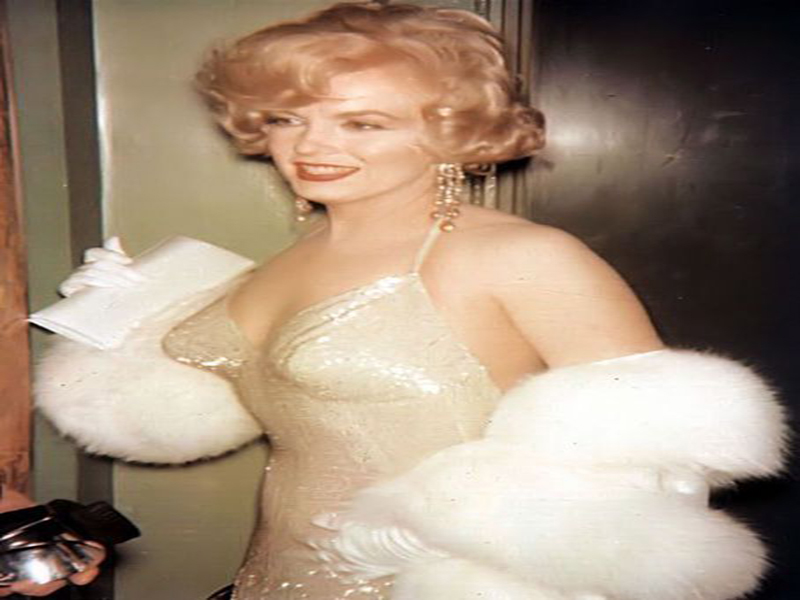 罕见历史照，梦露参加肯尼迪宴会礼服价值百万，伊丽莎白女王登基