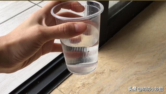 不论窗户缝隙多脏,只需一张纸巾,轻松解决,方法简单还彻底清洁