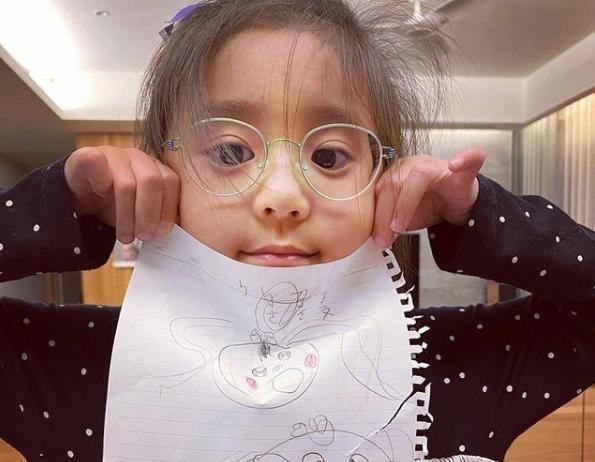 贾静雯心痛发文，5岁女儿被查出先天性弱视，她的忠告值得一看