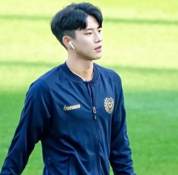 1997年的韩国爱豆男,韩国足球长得最帅的男球星是谁