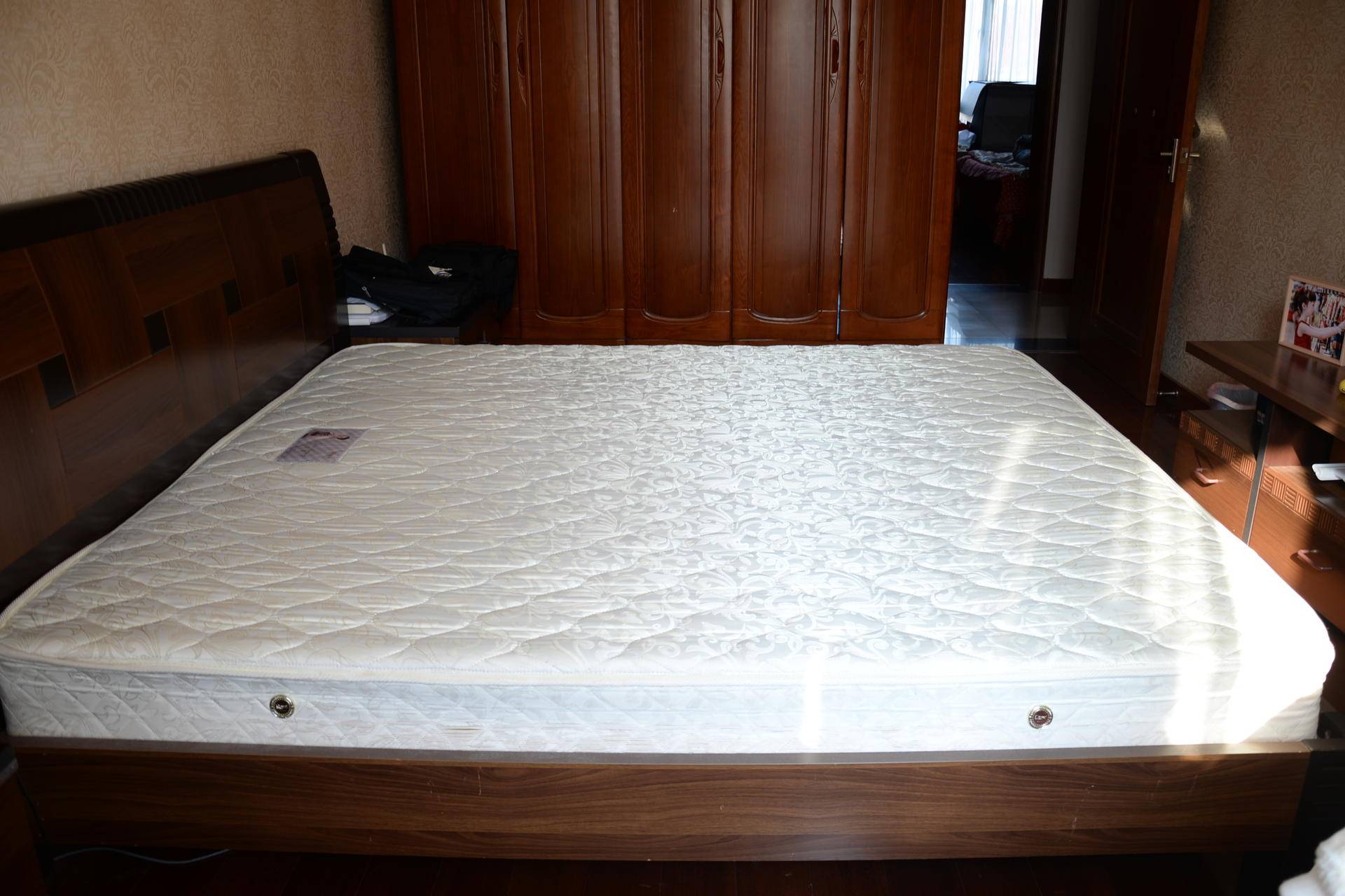 孝敬父母篇二:你们的满意是我的目标—8H黄麻透气护脊床垫