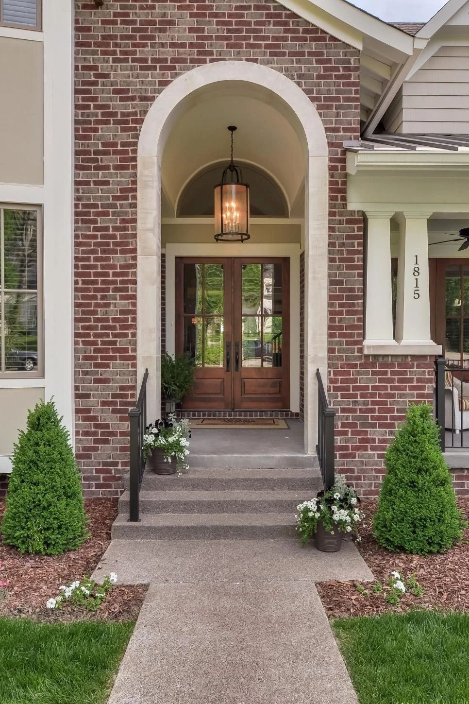 千万别让5块钱的小灯泡，毁了你价值500万的庭院花园