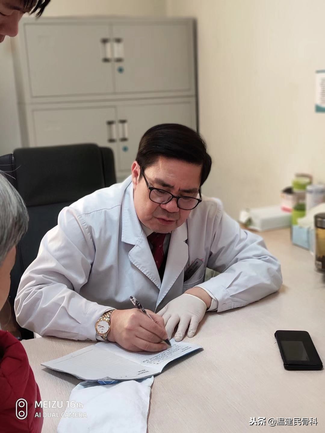 简单学跳广场舞健康养生小知识,跳广场舞怎么跳才能不伤膝盖