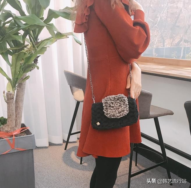 手工钩针编织手提包成品,钩针编织时尚又漂亮的女生手提包