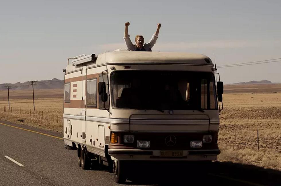 两位年轻人患绝症,借钱过奢靡生活,过程很搞笑,结局让人想哭