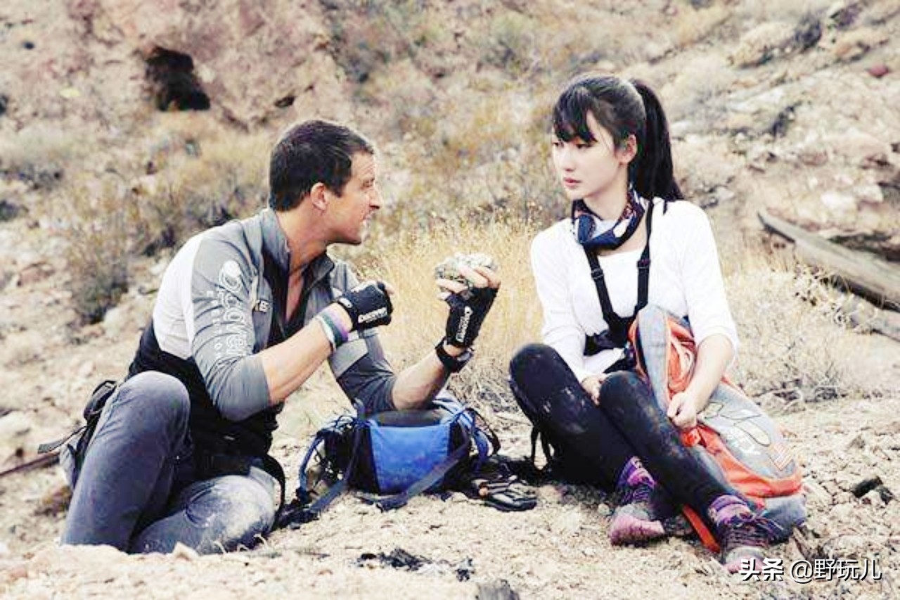 冲锋衣三合一discovery,贝爷穿的户外冲锋衣什么品牌