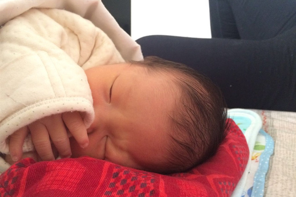 纠正宝宝偏头睡觉的小妙招,如何防止宝宝睡偏头及补救方法