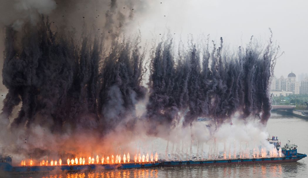 最会玩火的男人!他炸遍全世界却换来全网膜拜:美到窒息的神作