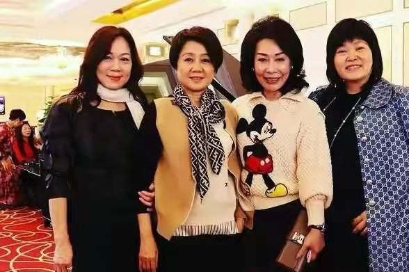 赌王四太跟孩子采访,澳门赌王四姨太梁安琪丝巾