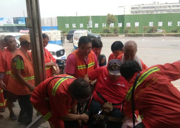 山东好汉郑州开店邀请60名环卫工免费吃饭