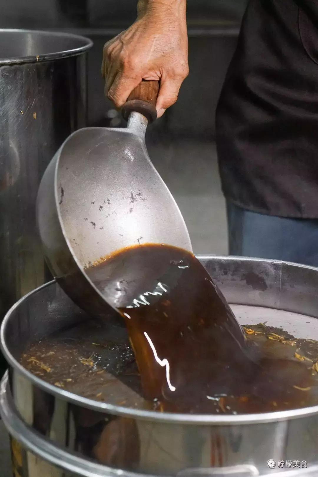 74岁的他，把一半的人生交给了这碗「黑暗甜品」