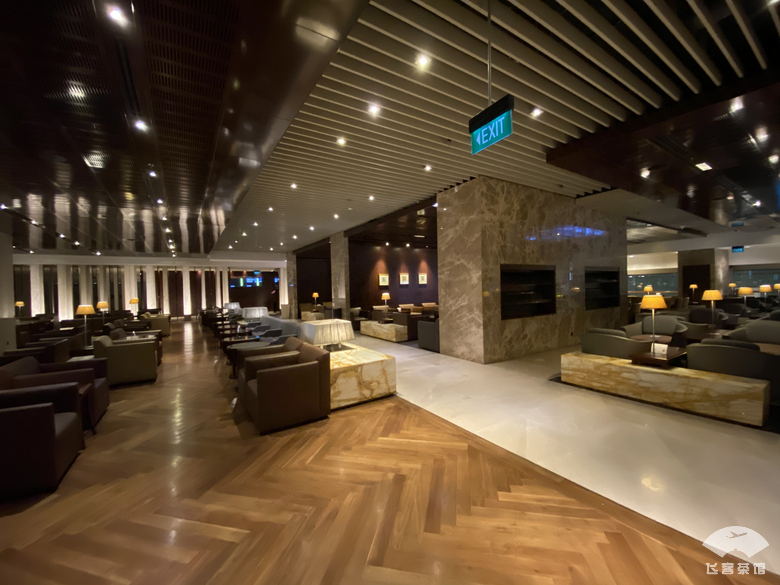 这种专业让人折服!在毫无服务的情况下,空姐仍能准确地姓氏称呼