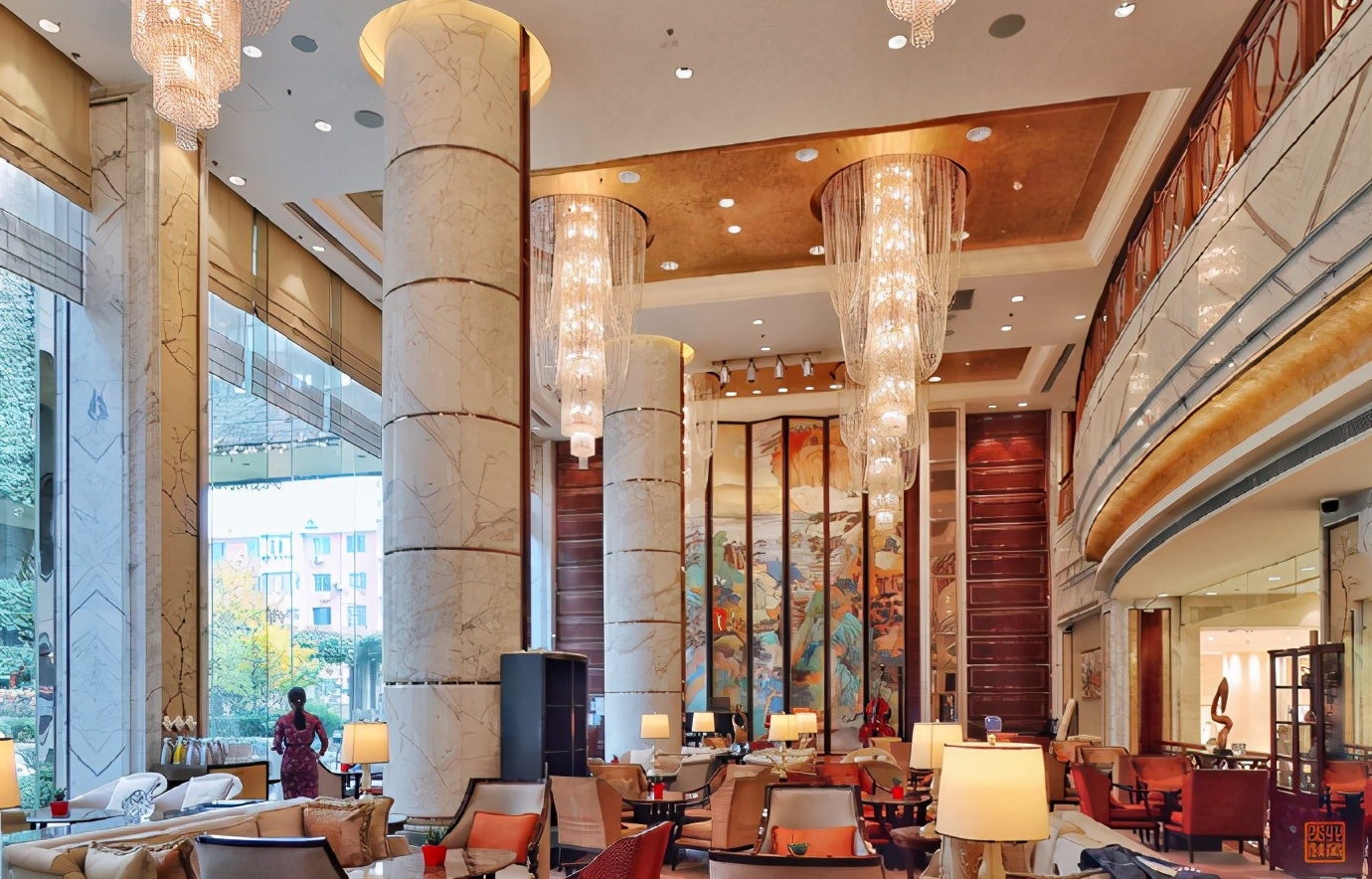 不能飞去巴黎伦敦,不如到大连喂鸽子,赏海景吃海鲜