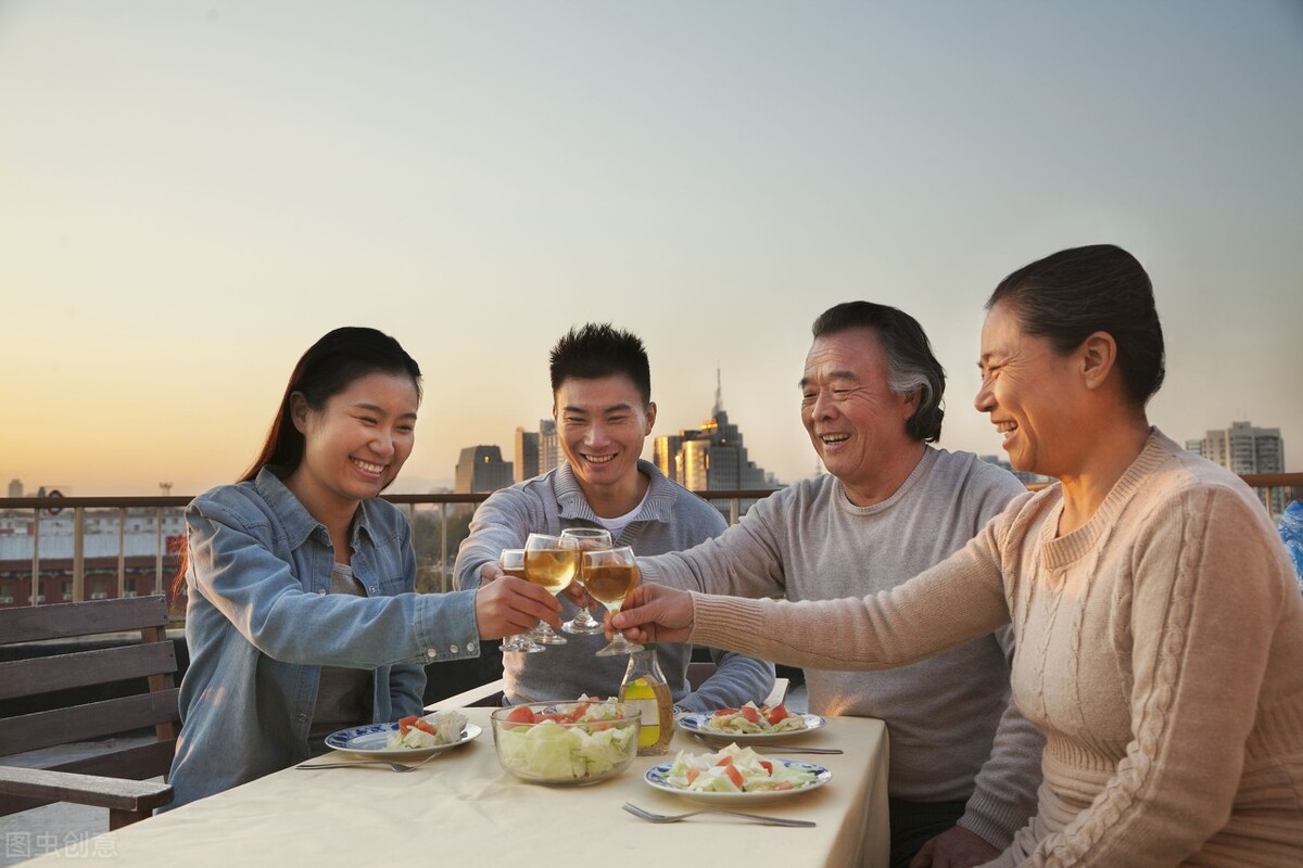 我翻了6千条评论,找了38个故事,为你呈现真实的中国姐弟关系