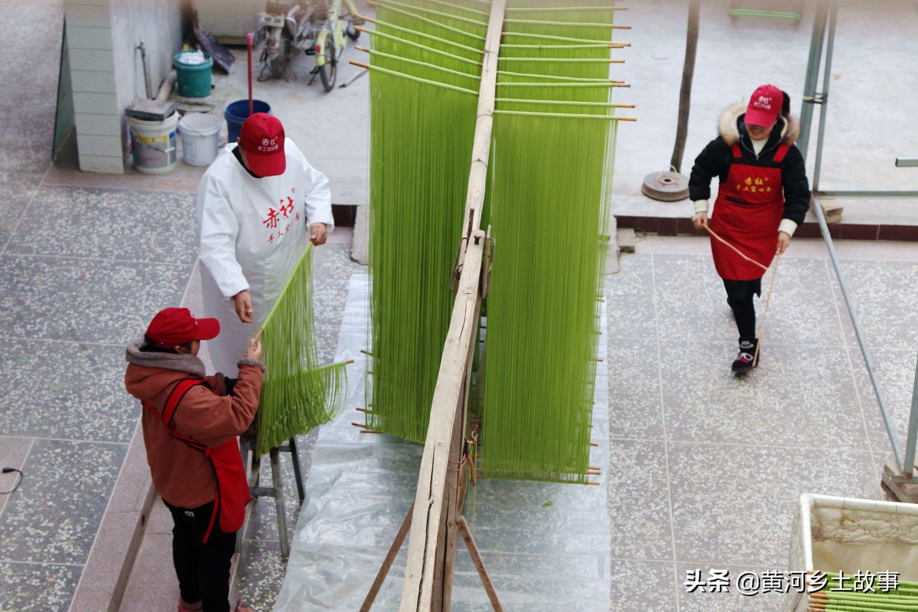农村传统手工挂面制作全过程,纯手工空心挂面果蔬面