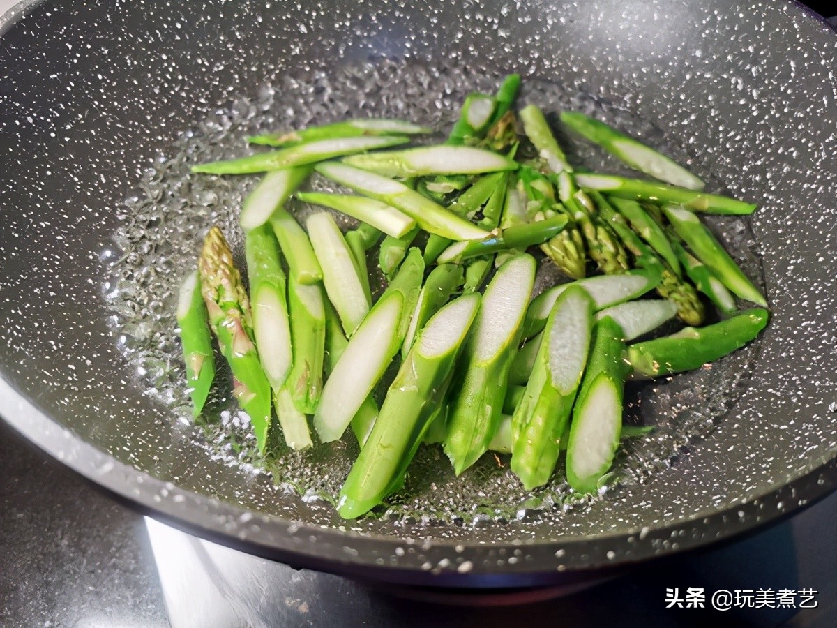 太经典的一道家常菜,每年芦笋一上市,餐桌必有它