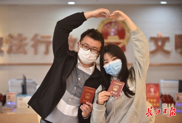 “520”领证指南收好!测体温、戴口罩、出示健康码,一样不能少