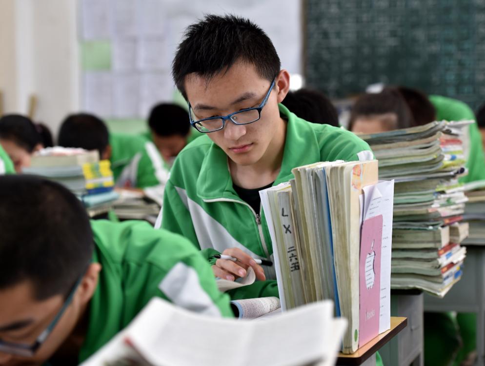 女儿高考450分家长摆40桌酒席庆功,女儿估分579不知道会怎么样