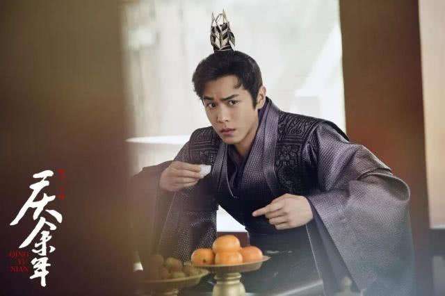 唐艺昕产女医院门口发红包庆祝,小范和唐艺昕视频