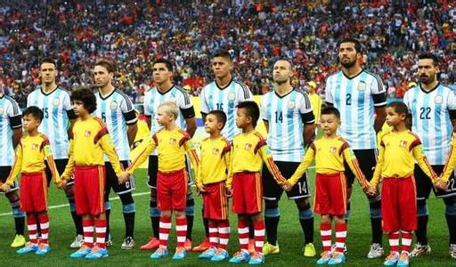 足球进场时为什么牵小孩入场,足球开幕式为什么要带小朋友入场