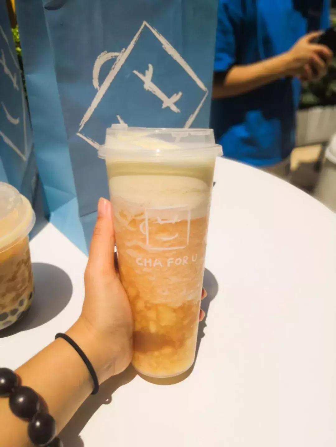 排队一小时终于吃上了火锅,我只喝王俊凯给我灌的奶茶