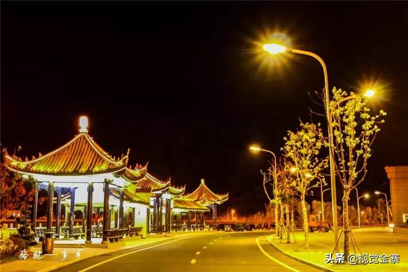 金寨城市夜晚霓虹灯璀璨,金寨山城夜景美景