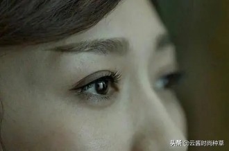 43岁李小冉穿着低调身形似少女,李小冉修正眼袋