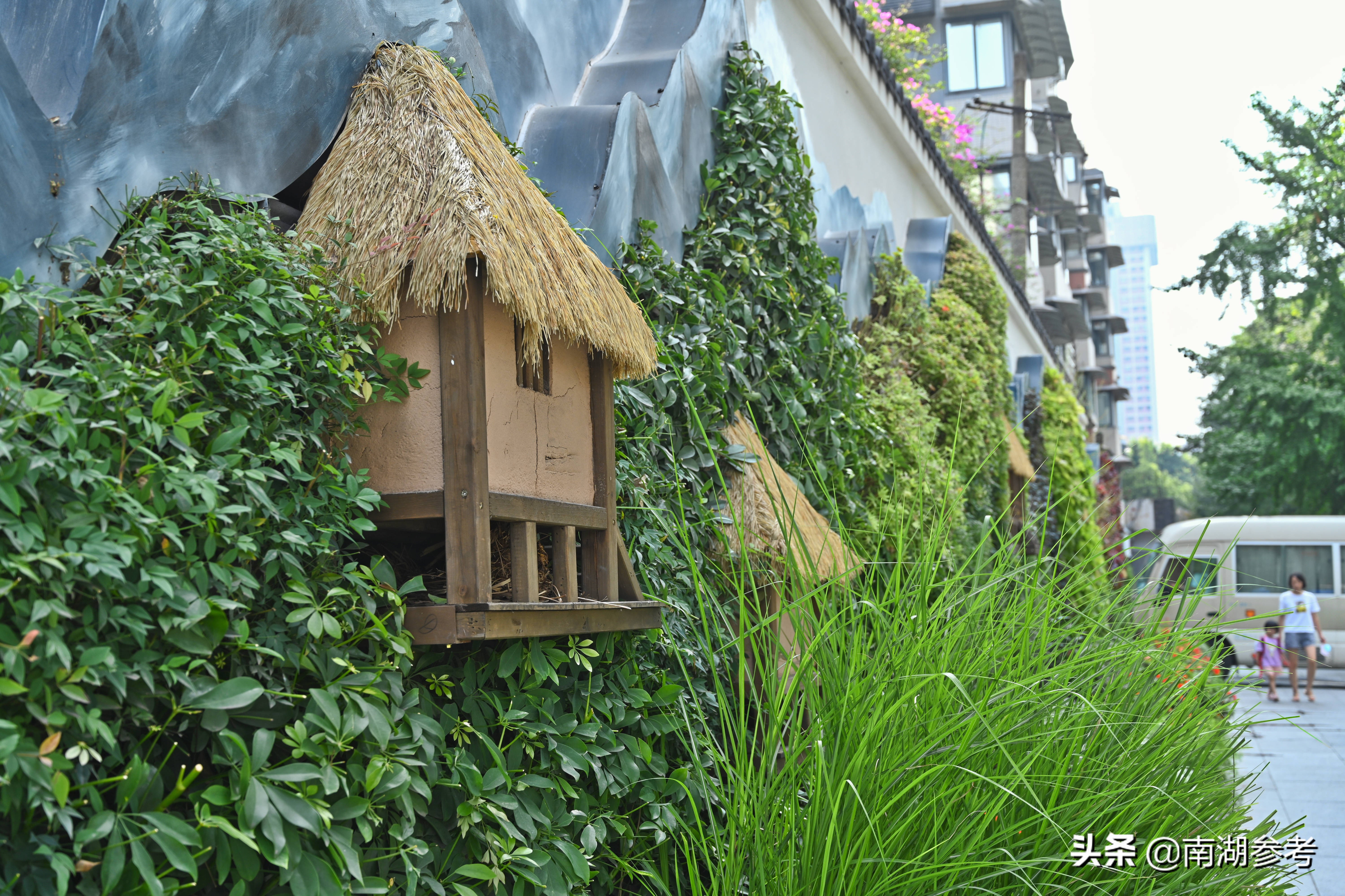 成都街头现3D木屋陶器玉璧墙绘风景“破”墙而出如画卷