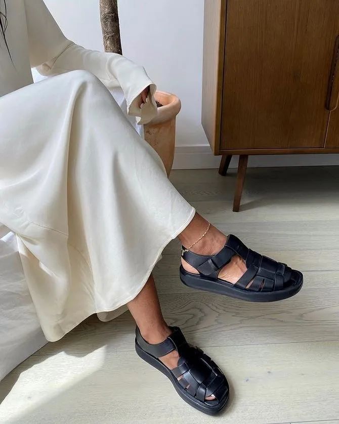 丑到极致的罗马凉鞋,丑到爆的露趾凉鞋怎么穿