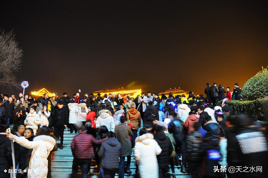 甘肃天水数万民众“上九朝观”祈福纳祥争烧头柱香!(组图)