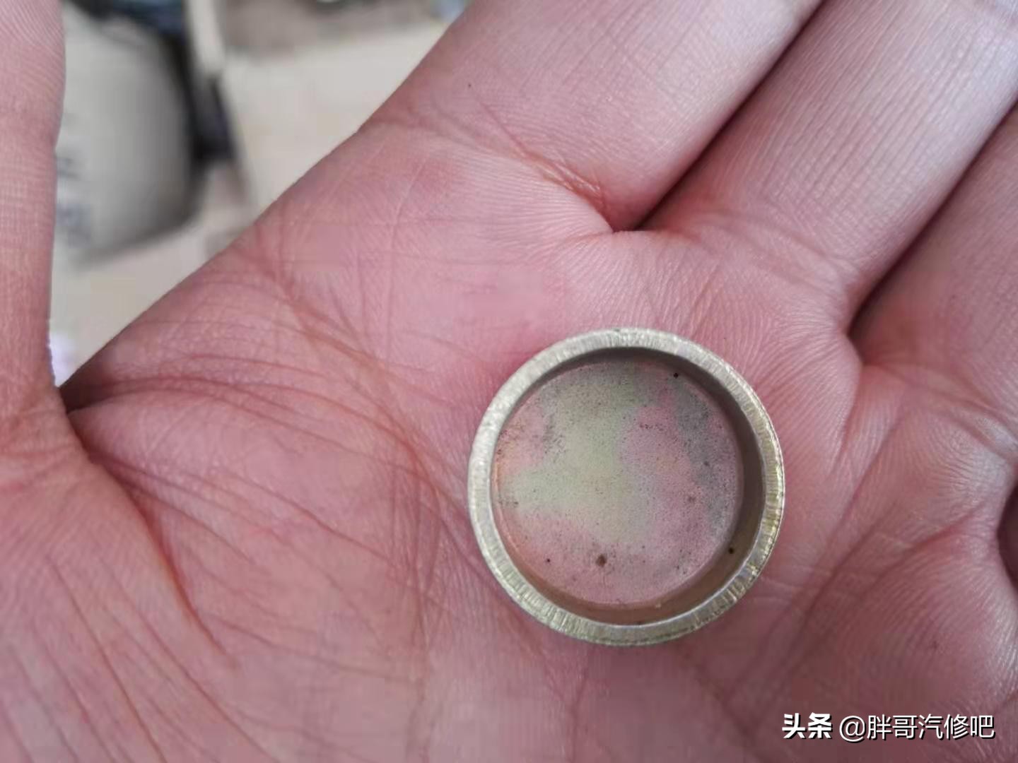 五菱宏光1.2机油少咋回事啊,五菱宏光1.2发动机机油孔在哪里