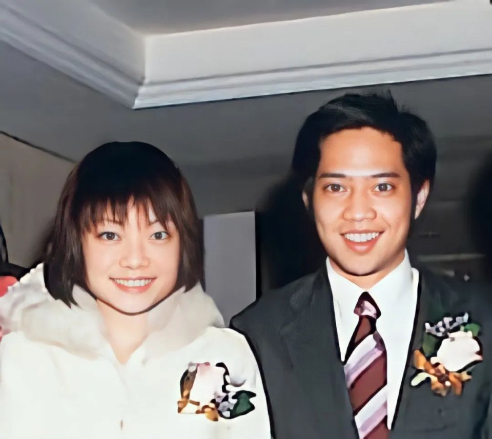 23岁女明星拒绝牛津大学，选择嫁入豪门，8年后过着这样的生活