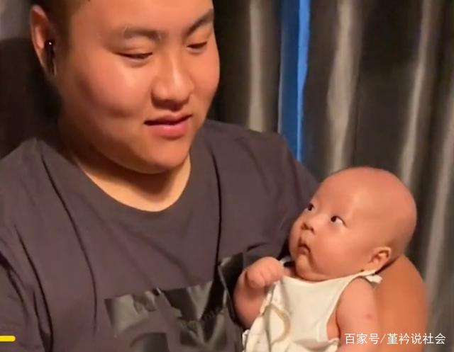 陕西一爸爸单手将宝宝抱怀里，另一只手摸牌打麻将，宝宝表情亮了