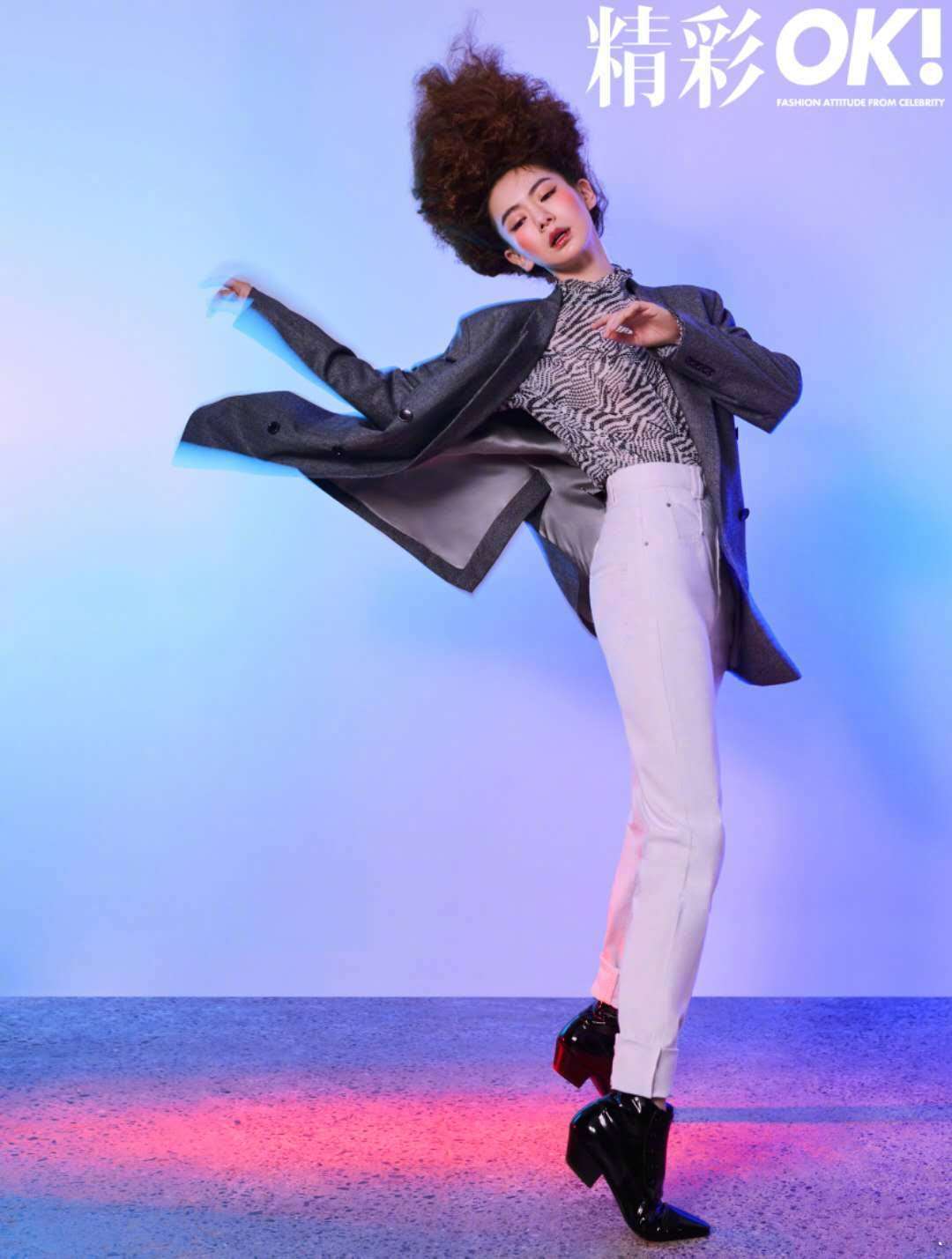 戚薇真敢把自己秀出来，穿大裤衩配西装，不看身材还以为是男的