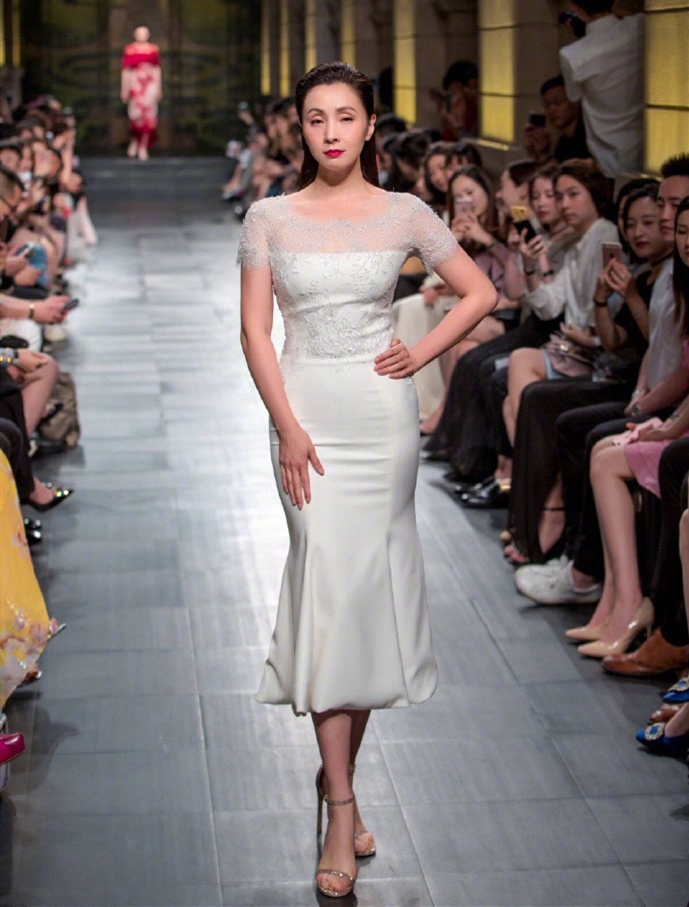 陶虹穿露肩连衣裙,被陶虹惊艳的照片