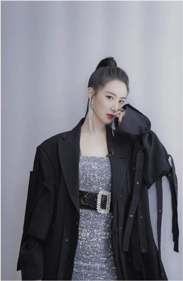 网红代王被质疑整容，晒奶奶爸爸照片自证没整鼻子，曾承认做填充