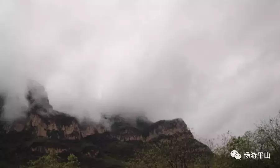 暮春之雨潇潇落,仙山云雾缥缈间~