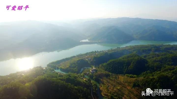 昭平县桂江东岸公路视频,贺州昭平道路建设