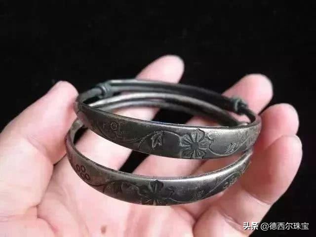 银首饰变黑了是什么原因 (银首饰变黑是怎么回事啊)